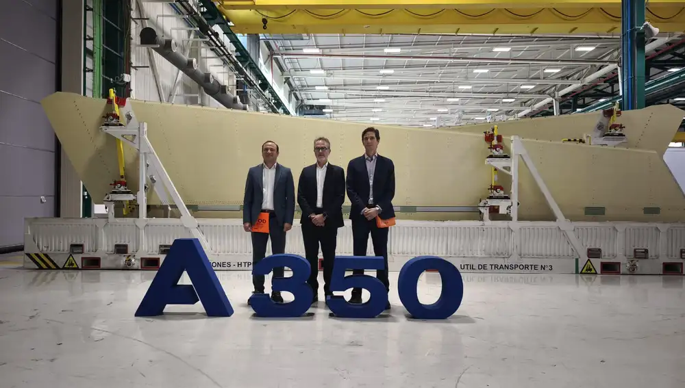 El presidente de aviones comerciales de Airbus en España, Ricardo Rojas (c), junto al nuevo director de la planta de Airbus en Cádiz, Iván Martínez (i) y el responsable del proyecto de consolidación, Ignacio de Lope, en la línea de producción del A350 en la planta de Airbus en El Puerto de Santa Maria (Cádiz).