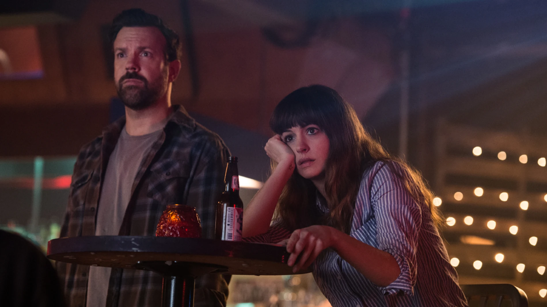 En 'Colossal', Gloria descubre que sus problemas personales están conectados con una amenaza gigante que destruye Seúl