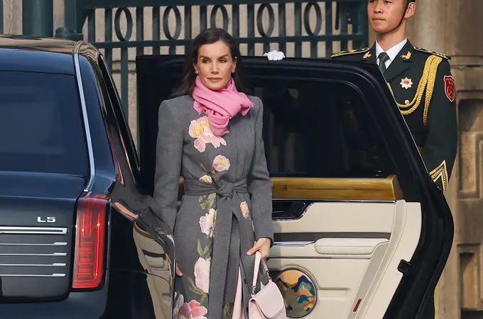 El guiño oriental (y de lujo) de la Reina Letizia en China: un abrigo bordado de Carolina Herrera valorado en casi 6.000 euros El guiño oriental (y de lujo) de la Reina Letizia en China: un abrigo bordado de Carolina Herrera valorado en casi 6.000 euros