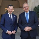 El presidente de la Junta de Andalucía, Juanma Moreno (i), junto al comisario de Pesca y Océanos de la Comisión Europea, Costa Kadis