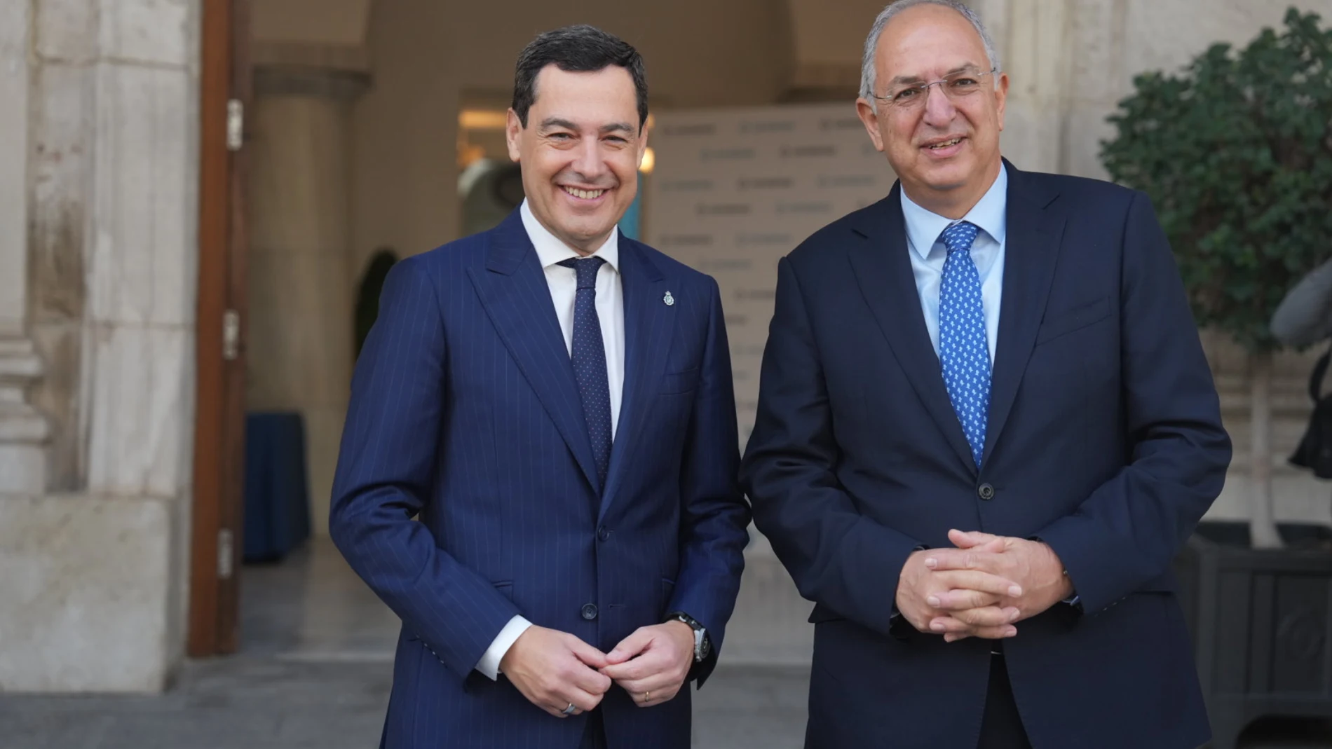 CA02. CÁDIZ, 12/11/2025.- El presidente de la Junta de Andalucía, Juanma Moreno (i), junto al comisario de Pesca y Océanos de la Comisión Europea, Costa Kadis, con quien se ha reunido este martes en Cádiz.EFE/Junta de Andalucía//SOLO USO EDITORIAL/SOLO DISPONIBLE PARA ILUSTRAR LA NOTICIA QUE ACOMPAÑA (CRÉDITO OBLIGATORIO)//