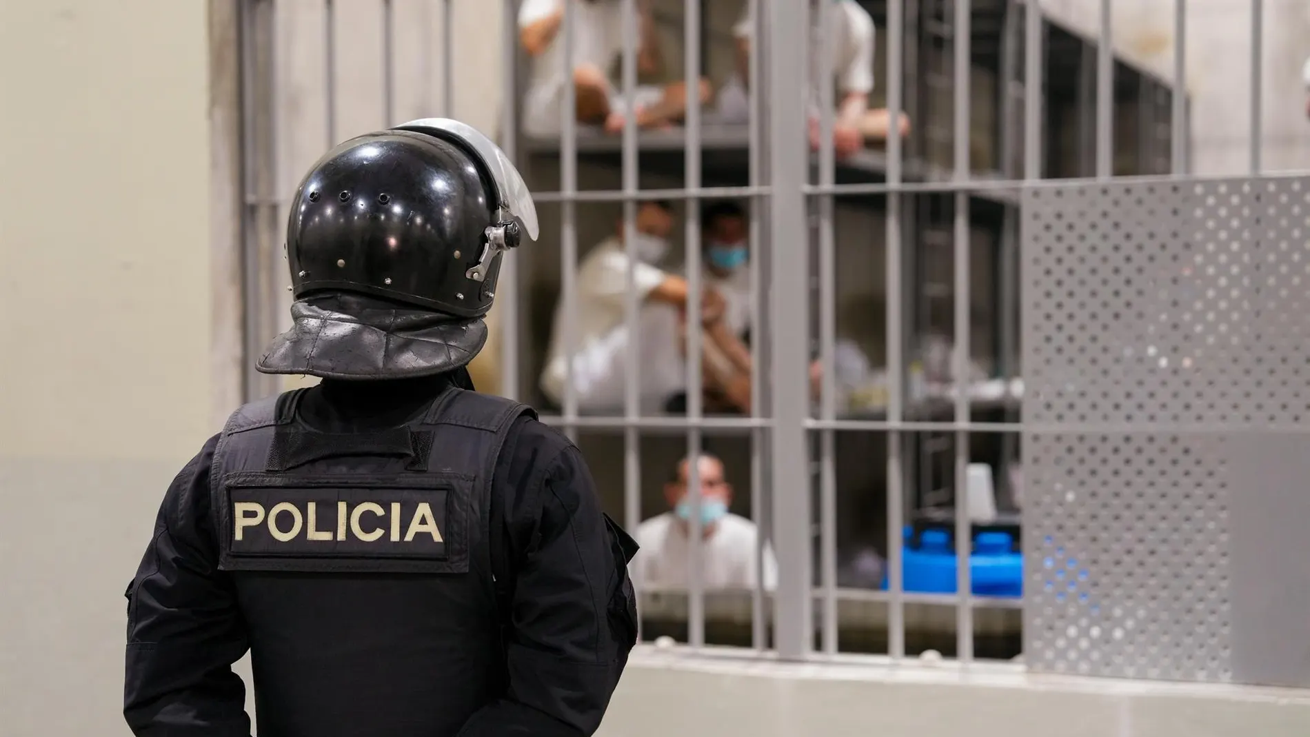 El HRW denuncia "tortura y abusos" contra venezolanos deportados por EEUU a El Salvador