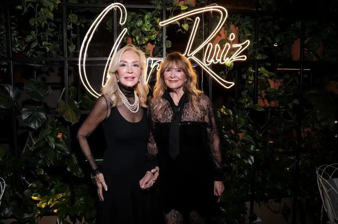 El look con transparencias (y perlas) con el que Carmen Lomana eclipsó en la cena de Charo Ruiz en Madrid El look con transparencias (y perlas) con el que Carmen Lomana eclipsó en la cena de Charo Ruiz en Madrid