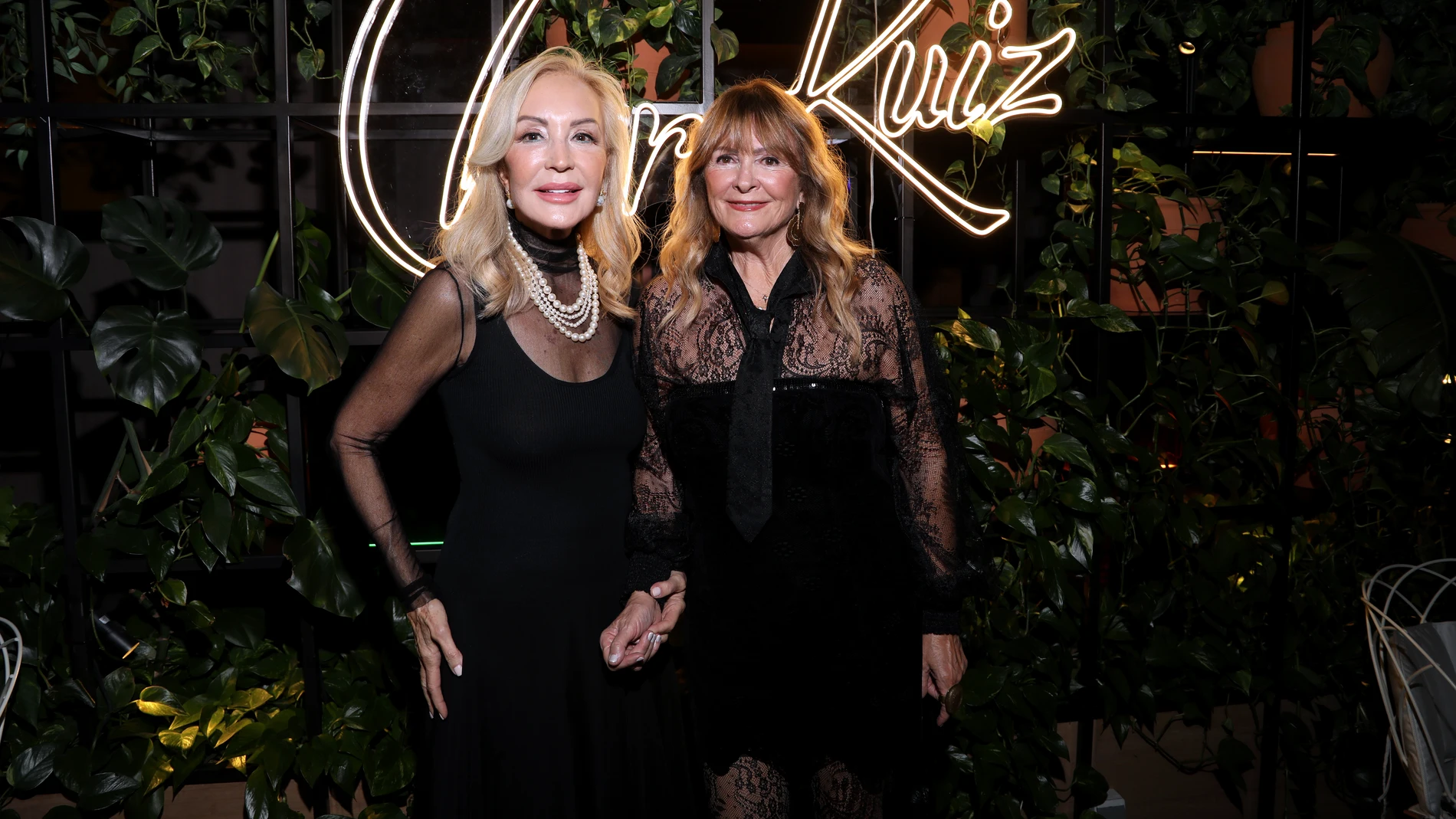 Carmen Lomana junto a Charo Ruiz.