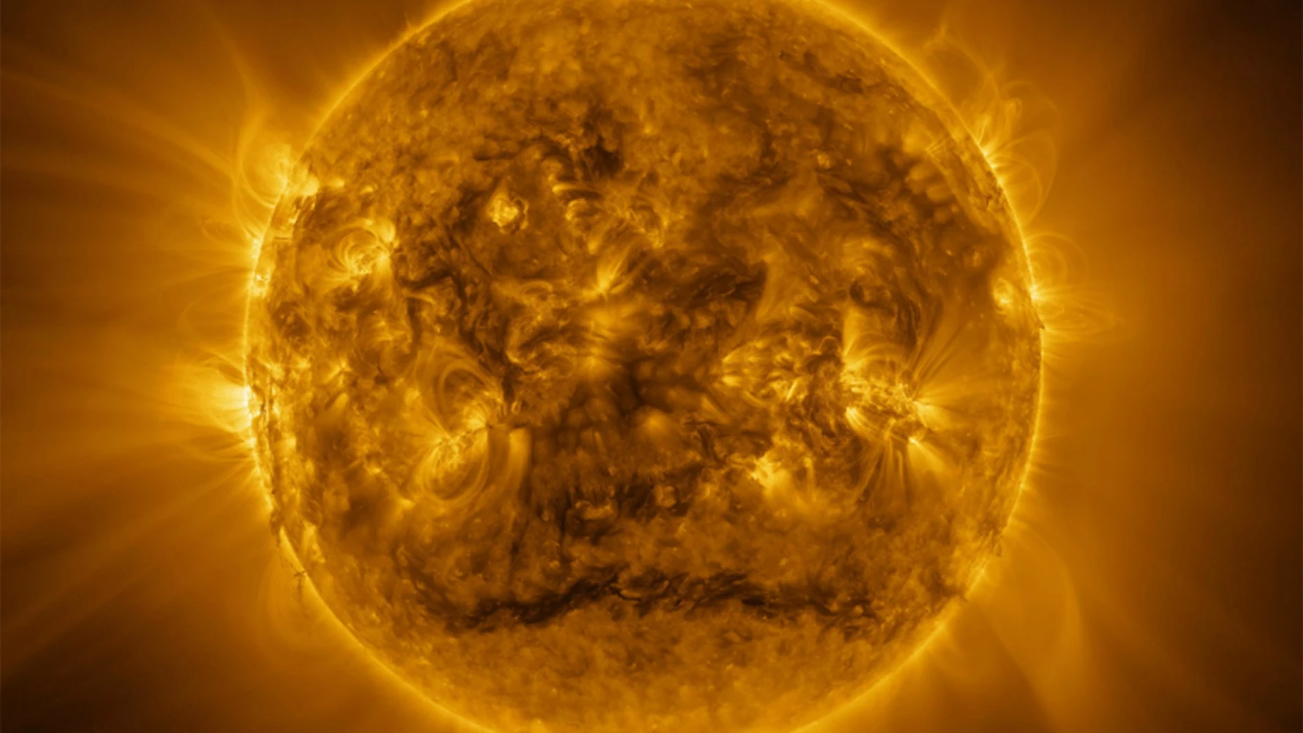 Vista de alta resolución del Sol, captada por la sonda Solar Orbiter. Una aurora boreal ha iluminado esta madrugada el cielo del Observatorio de Calar Alto, en Gérgal (Almería), tras el impacto de una fuerte tormenta geomagnética provocada por dos eyecciones de masa coronal emitidas por el Sol.