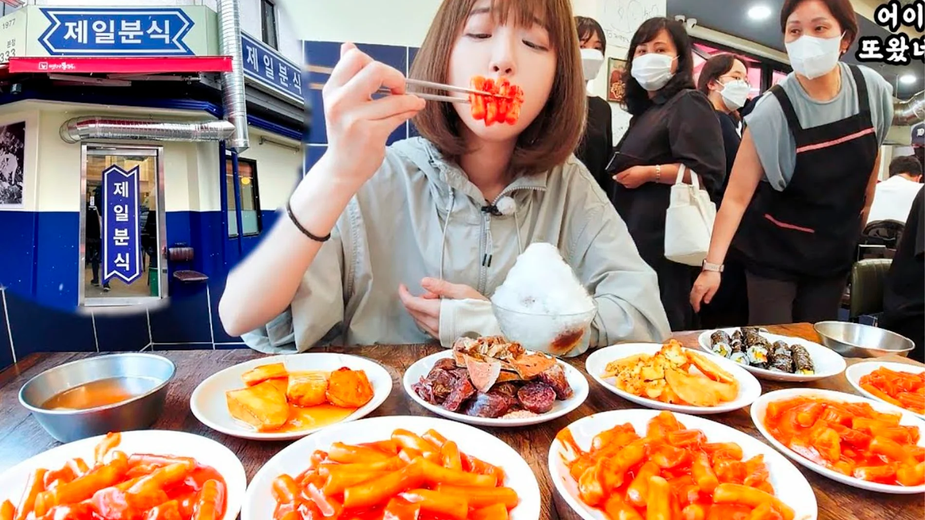 Una youtuber que dedica su contenido a comer reconoce que ha necesitado una cirugía para sus dientes