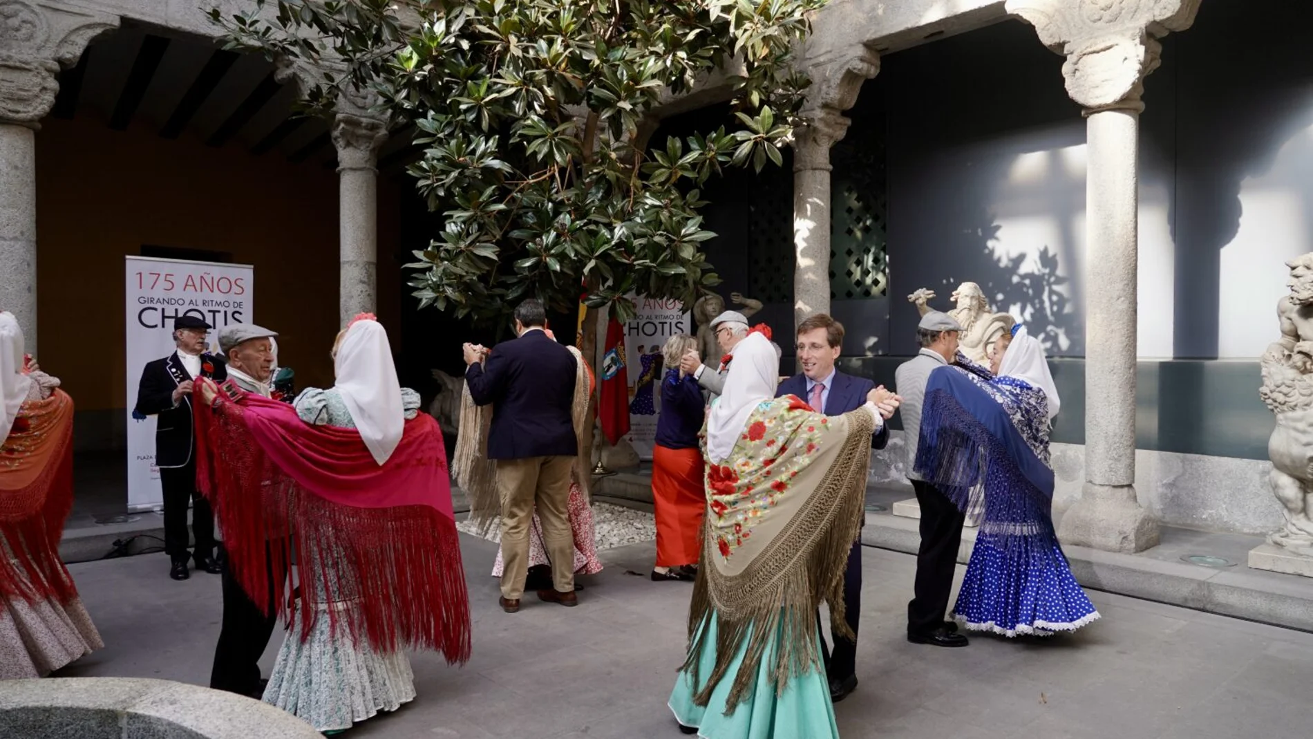 Almeida baila un chotis