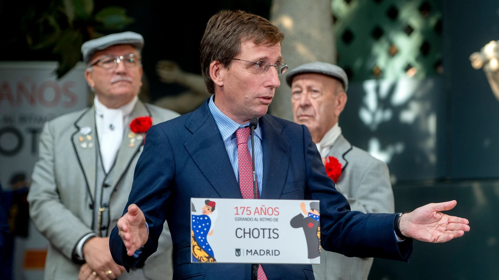 El alcalde de Madrid, José Luis Martínez-Almeida (c), durante la recepción a los miembros de la Federación de Grupos Tradicionales Madrileños con motivo del 175 aniversario del chotis, en el Museo de San Isidro, a 13 de noviembre de 2025, en Madrid (España). 12 NOVIEMBRE 2025 Alberto Ortega / Europa Press 12/11/2025