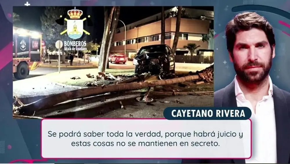 Cayetano Rivera junto al coche siniestrado