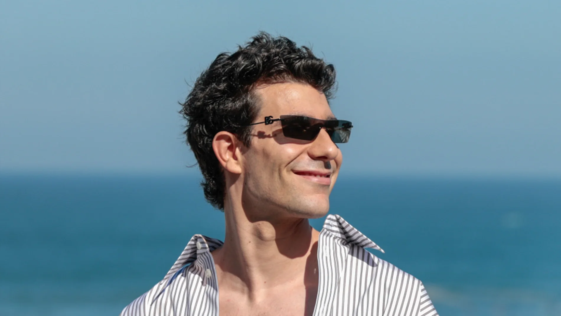 Javier Calvo frente al mar