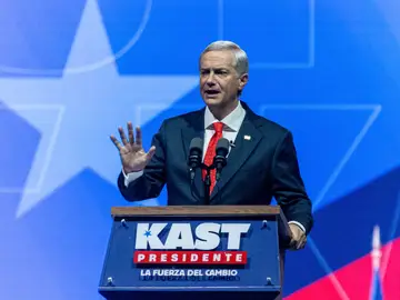 Cierre de campaña presidencial del candidato Jose Antonio Kast AME8203. SANTIAGO (CHILE), 11/11/2025.- El candidato a la Presidencia de Chile por el Partido Republicano, Jose Antonio Kast, habla durante un evento de cierre de campaña este martes, en Santiago (Chile). EFE/ Ailen Díaz