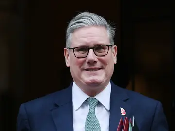 British PM Starmer leaves for Prime Minister's Questions at Parliament in London LONDON (United Kingdom), 12/11/2025.- British Prime Minister Sir Keir Starmer departs 10 Downing Street for Prime Minister's Questions at parliament in London, Britain, 12 November 2025. (Reino Unido, Londres) EFE/EPA/ANDY RAIN