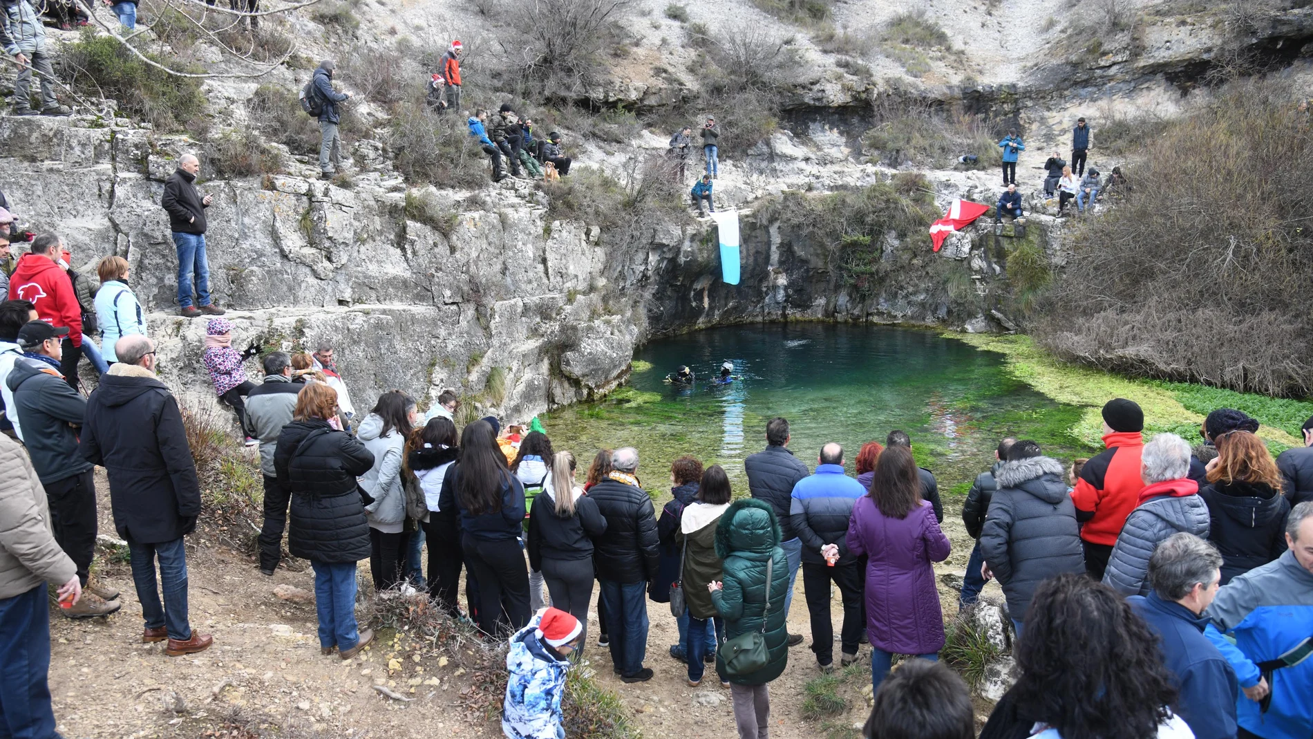 El Club Delfín Burgos realiza su tradicional bajada del Belén al Pozo Azul de Covanera