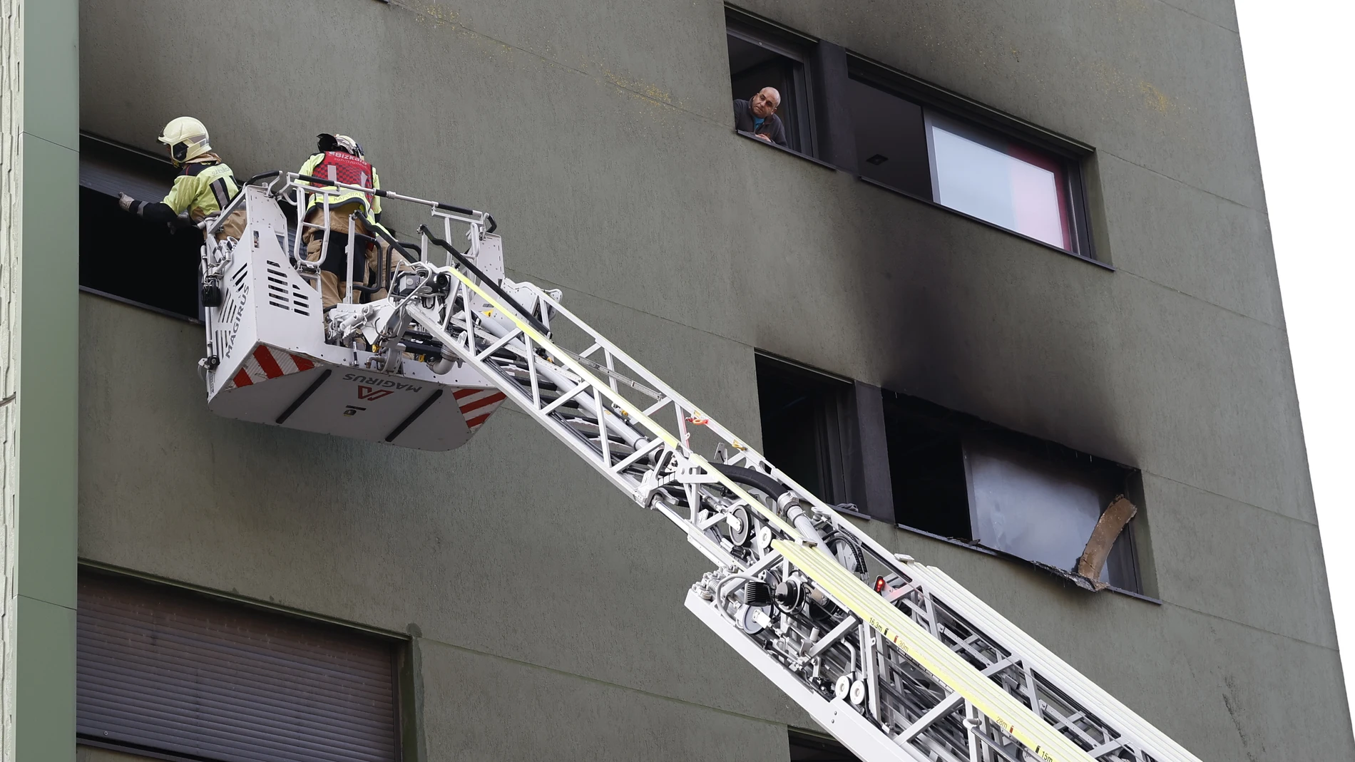 Varios bomberos accediendo a la vivienda siniestrada horas después de sofocar las llamas