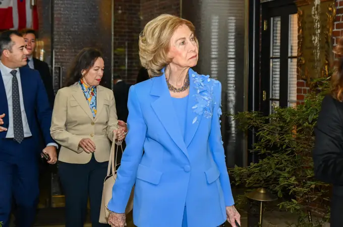 El traje azul de la boda de Almeida vuelve a ser protagonista: la Reina Sofía deslumbra con él en Nueva York El traje azul de la boda de Almeida vuelve a ser protagonista: la Reina Sofía deslumbra con él en Nueva York