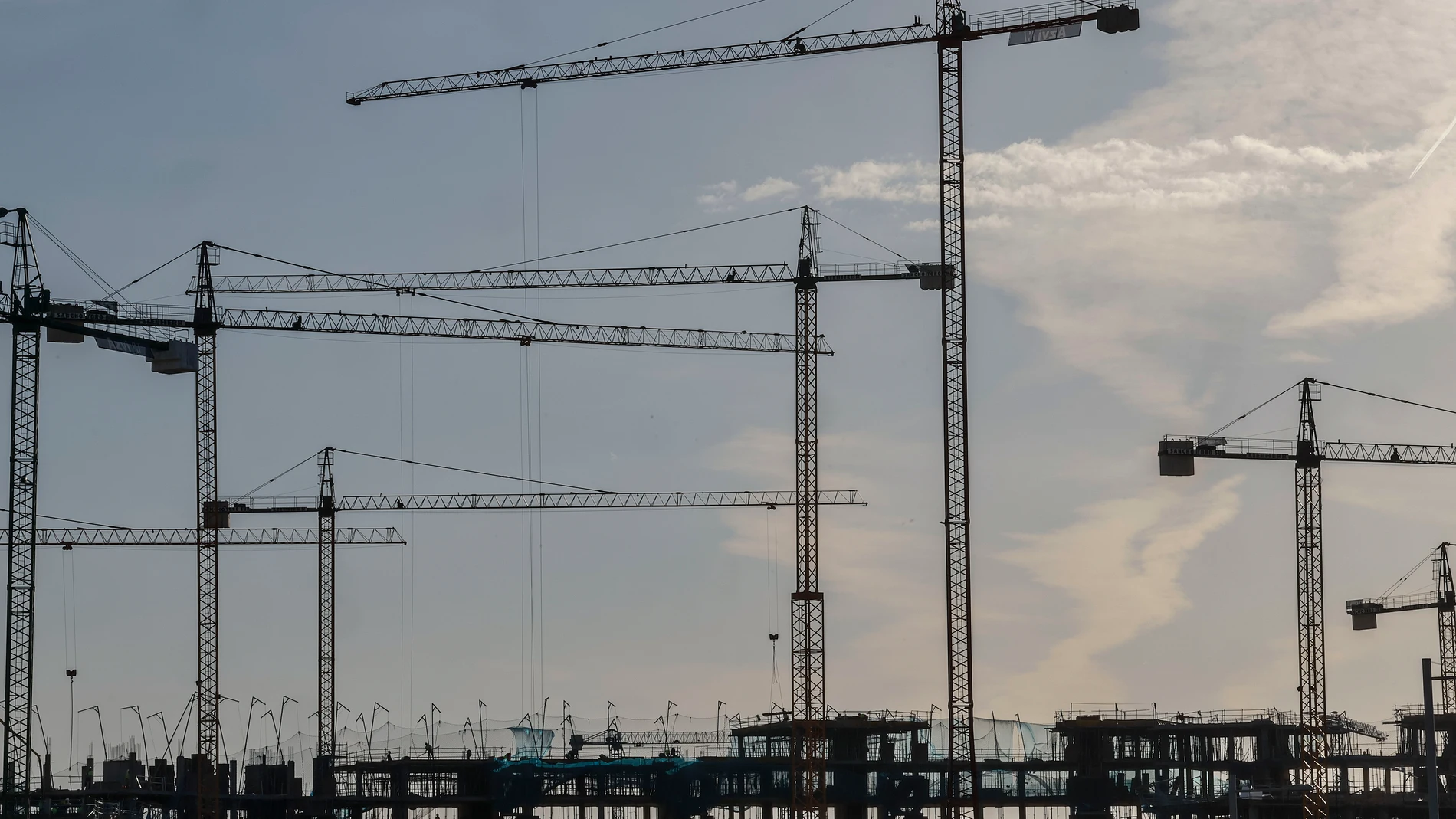 SEVILLA, 13/11/2025.- Entrenucleos, barrio de Dos Hermanas, Sevilla, en proceso de construcción. La escalada del precio de la vivienda en Andalucía, con precios que superan el pico alcanzado durante la burbuja inmobiliaria en ciudades como Málaga, ha empujado a los vecinos hacia municipios de la periferia de las capitales y ha convertido el acceso a las de protección oficial (VPO) en una lotería. EFE/José Manuel Vidal