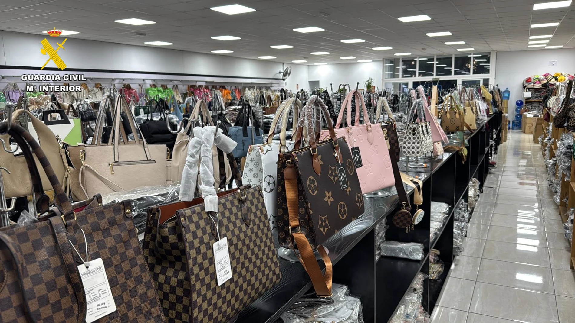 Cinco investigados en Manises (Valencia) por falsificación de artículos marcas de lujo