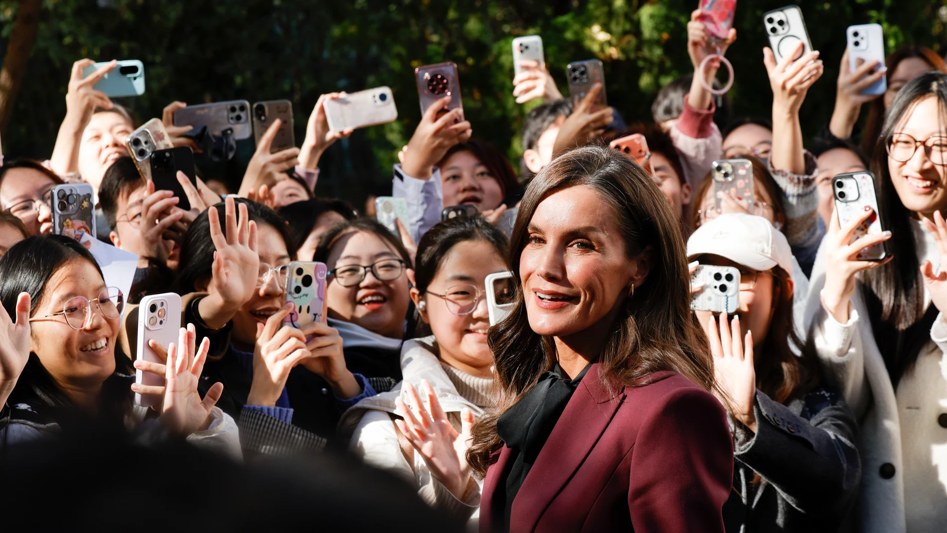 La Reina Letizia se da un baño de masas durante su visita a la Universidad de Pekín