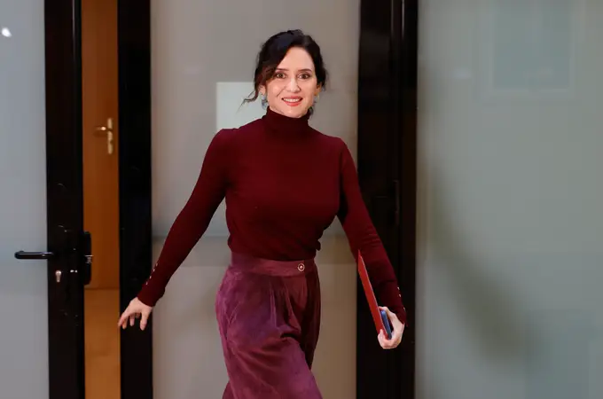 Ayuso confirma la vuelta de la pana con el pantalón que más estiliza este invierno (hasta en la oficina) Ayuso confirma la vuelta de la pana con el pantalón que más estiliza este invierno (hasta en la oficina)