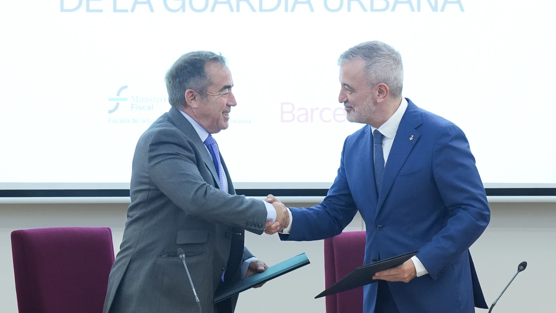 El alcalde de Barcelona, Jaume Collboni (d), y el fiscal superior de Catalunya, Francisco Bañeres (i), firman el convenio para la nueva unidad de Guardia Urbana adscrita a la Fiscalía, a 13 de octubre de 2025, en Barcelona, Catalunya (España). Este convenio integra a una unidad de la Guardia Urbana en la Fiscalía que llevará a cabo tareas auxiliares como la atención y soporte a los servicios de guardia diarios y la recopilación de antecedentes policiales y denuncias relativas a los investigad...