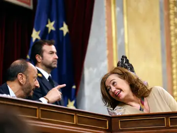 Pleno en el Congreso de los Diputados MADRID, 13/11/2025.- La presidenta del Congreso, Francina Armengol conversa con el miembro de la Mesa, Alfonso Rodríguez de Celis (i) durante el pleno en el Congreso de los Diputados este jueves. EFE/Javier Lizón
