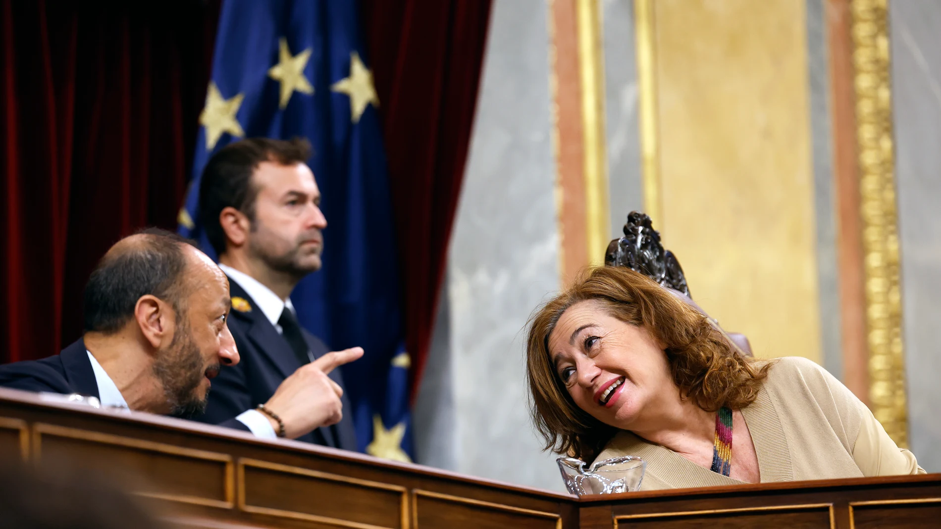 MADRID, 13/11/2025.- La presidenta del Congreso, Francina Armengol conversa con el miembro de la Mesa, Alfonso Rodríguez de Celis (i) durante el pleno en el Congreso de los Diputados este jueves. EFE/Javier Lizón