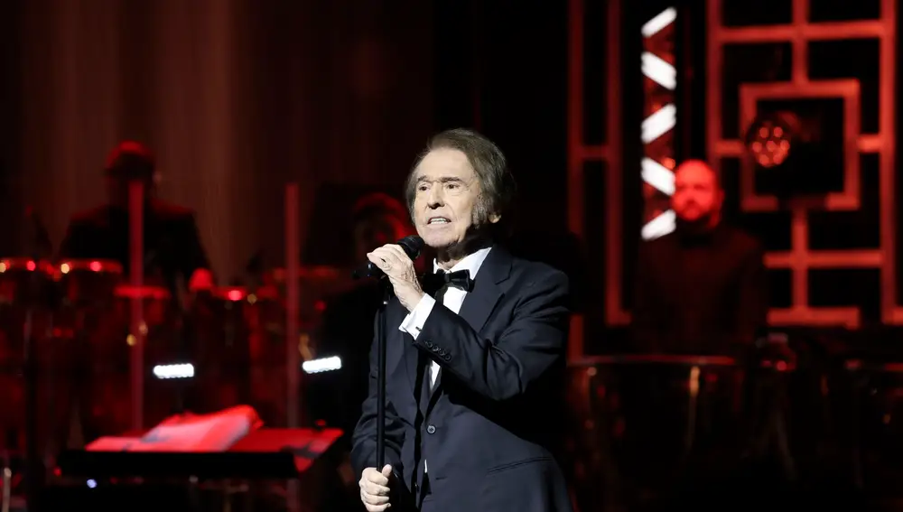 La industria le regala a Raphael "su gran noche" como Persona del Año en los Latin Grammy