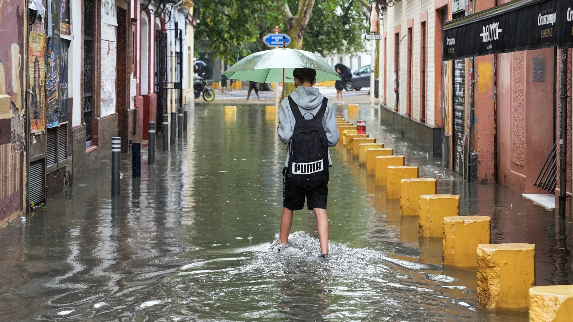 Calles anegadas de agua en Sevilla