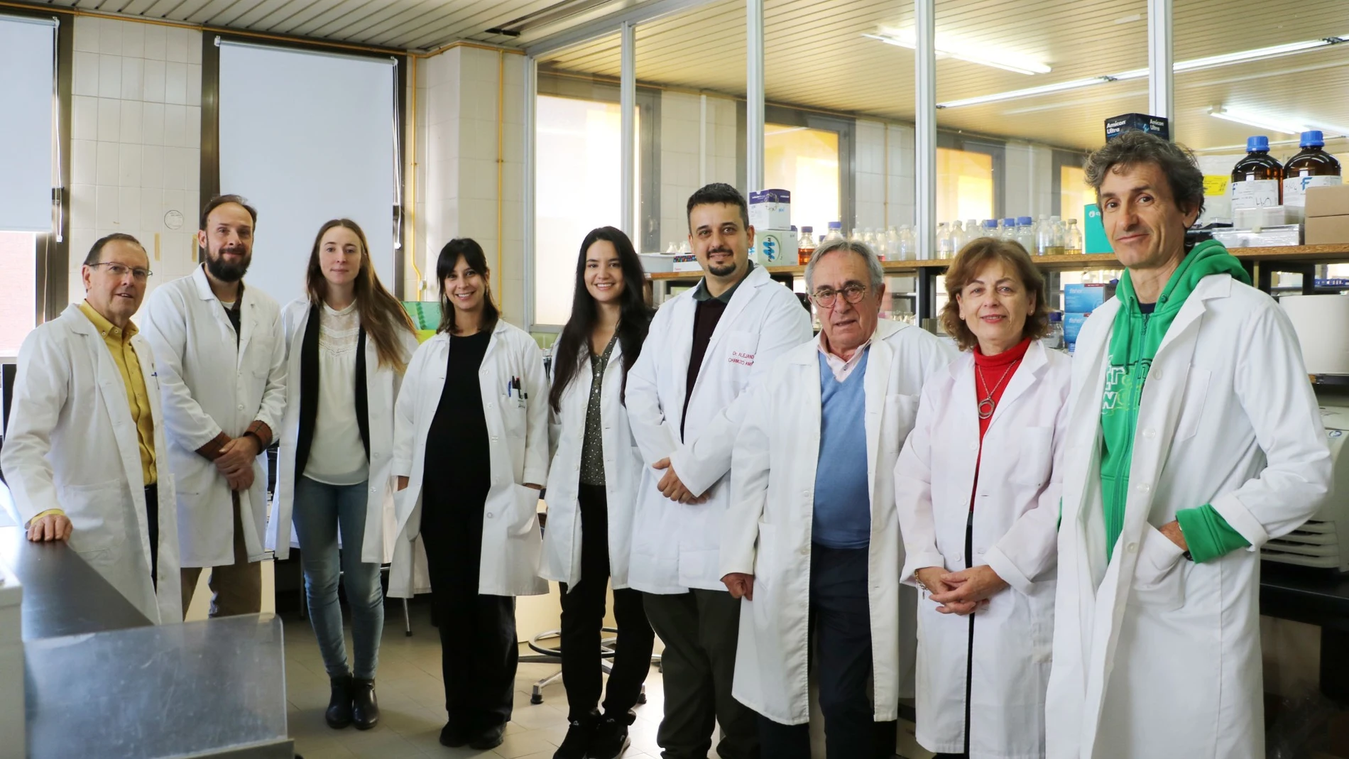 De izquierda a derecha: Miguel Ángel Ferrero García, Nicolás Navasa Mayo, María Isabel San Martín Becares, África Sanchiz Giraldo, Yaiza Carnicero Mayo, Alejandro Chamizo Ampudia, Leandro Rodríguez Aparicio, Honorina Martínez Blanco y Javier Casqueiro Blanco en el laboratorio de Bioquímica de la Facultad de Veterinaria de la ULE