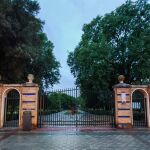 Exterior del Parque de los Príncipes de Sevilla, cerrado por el aviso amarillo por lluvias debido a la borrasca Claudia.