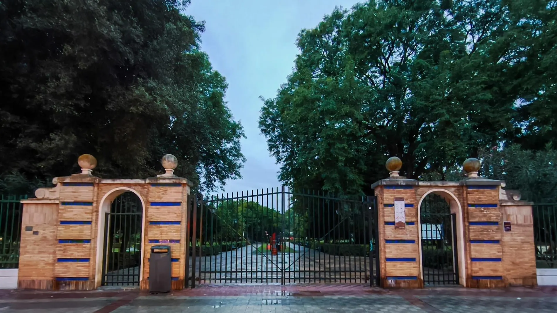 Exterior del Parque de los Príncipes de Sevilla, cerrado por el aviso amarillo por lluvias debido a la borrasca Claudia.