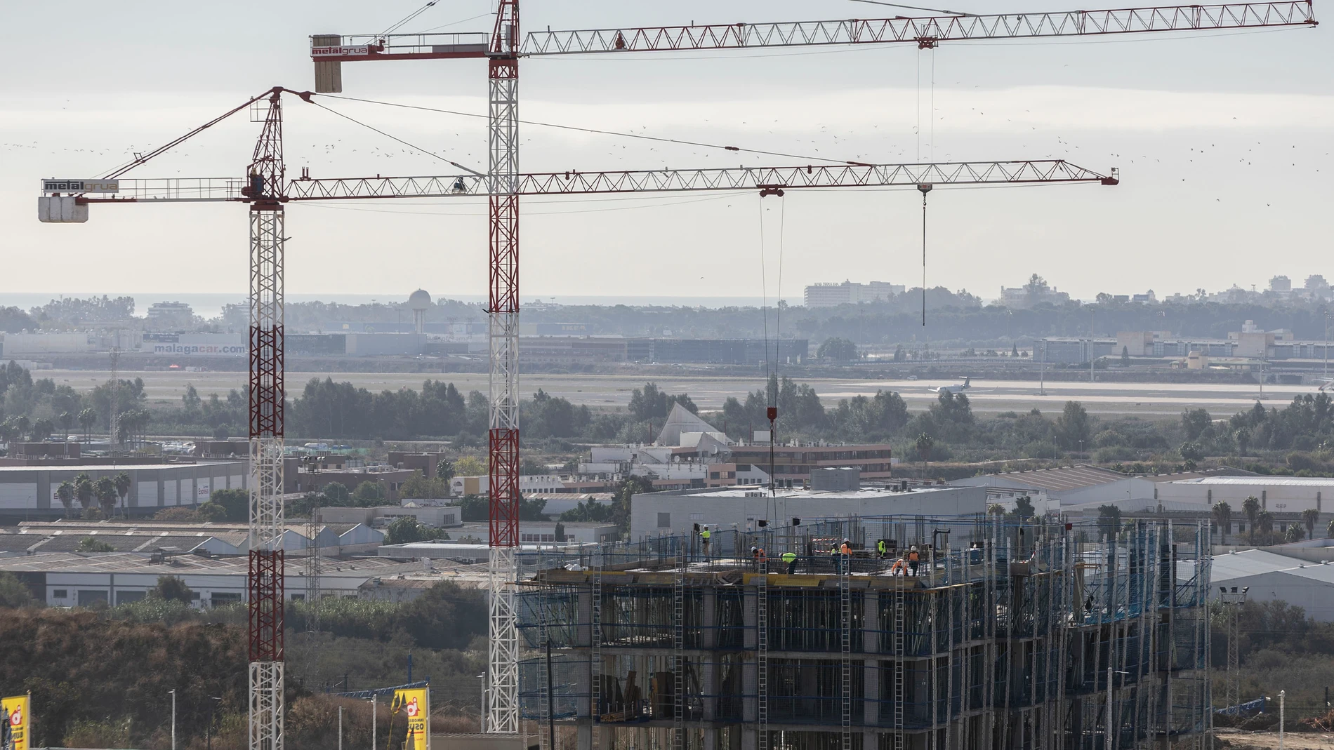 MÁLAGA, 13/11/2025.- Vista de las obras en el nuevo distrito Zeta en Málaga. La escalada de precios en Andalucía, con precios que superan el pico alcanzado durante la burbuja inmobilaria en ciudades como Málaga, ha empujado a los vecinos hacia municipios de la periferia de las capitales y ha convertido el acceso a las de protección ofivial (VPO) en una lotería. EFE/Jorge Zapata