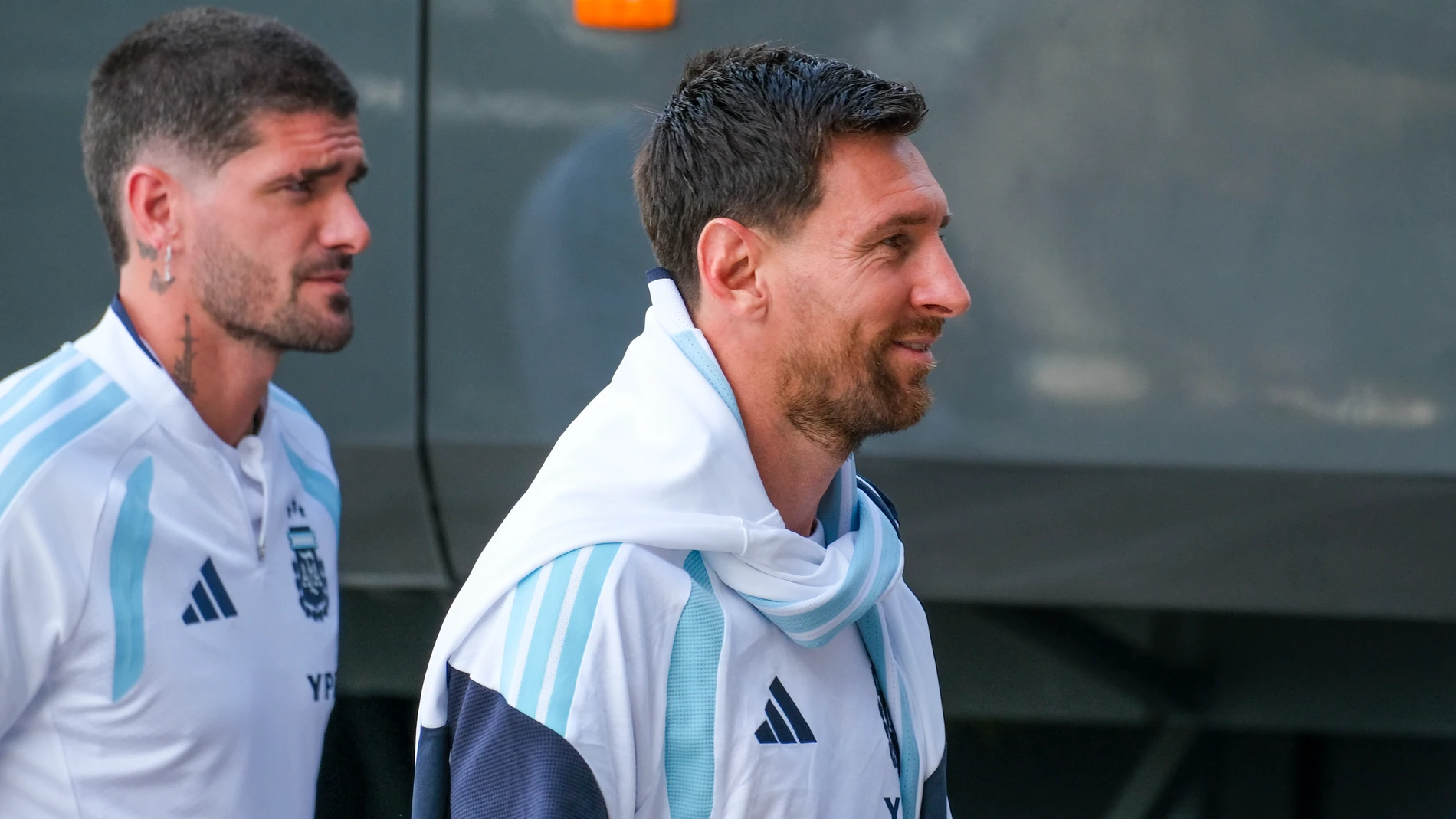 GRAFCVA356. ELCHE (ALICANTE), 13/11/2025.- El jugador de la selección argentina de fútbol, Lionel Messi, a su llegada al estadio Martínez Valero donde realiza un entrenamiento a puertas abiertas previo al amistoso ante Angola que disputan mañana viernes en el país africano. EFE/Pablo Miranzo