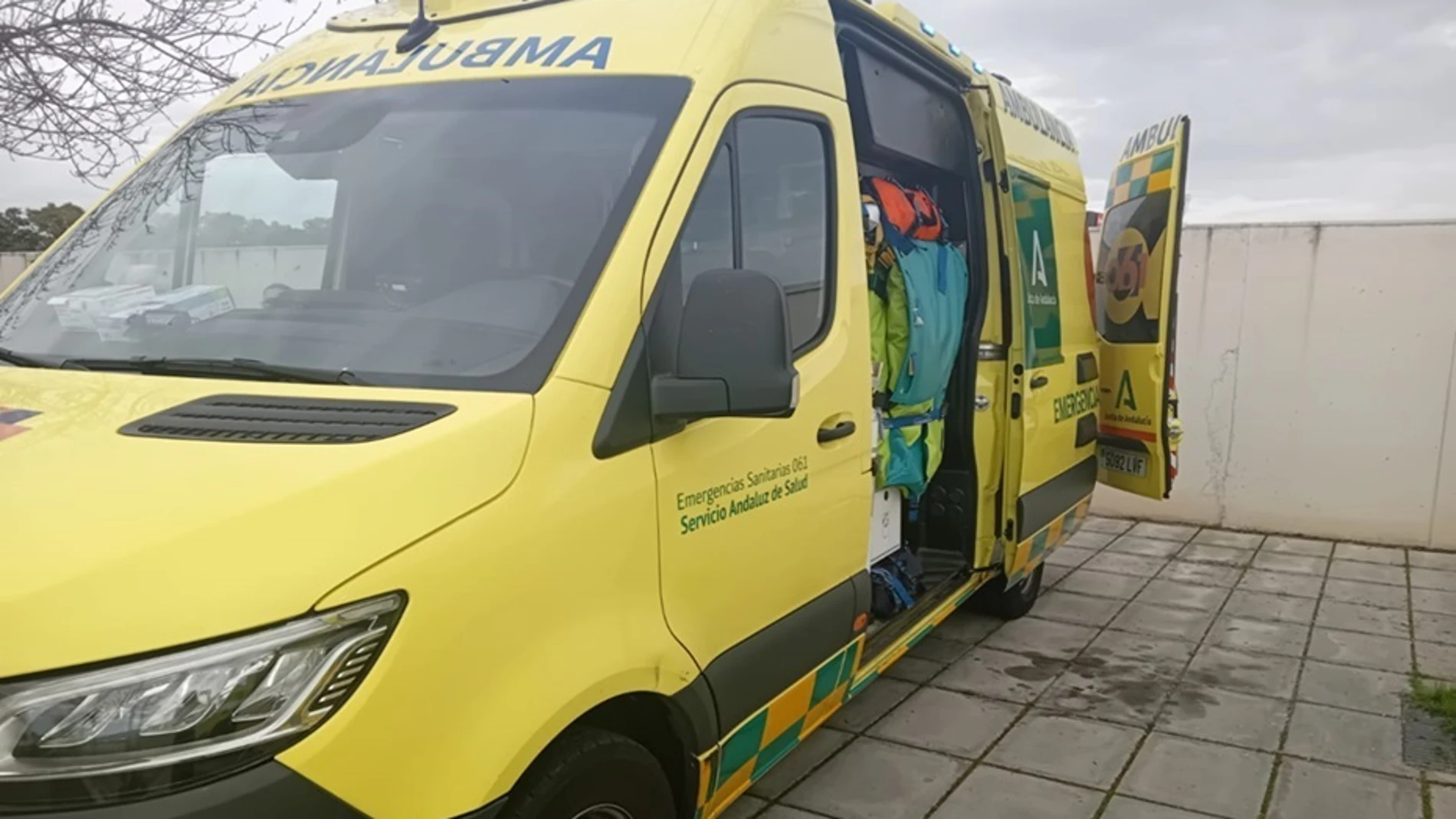 Una mujer muerta y un herido tras caer el vehículo en el que viajaban por un barranco en Albondón