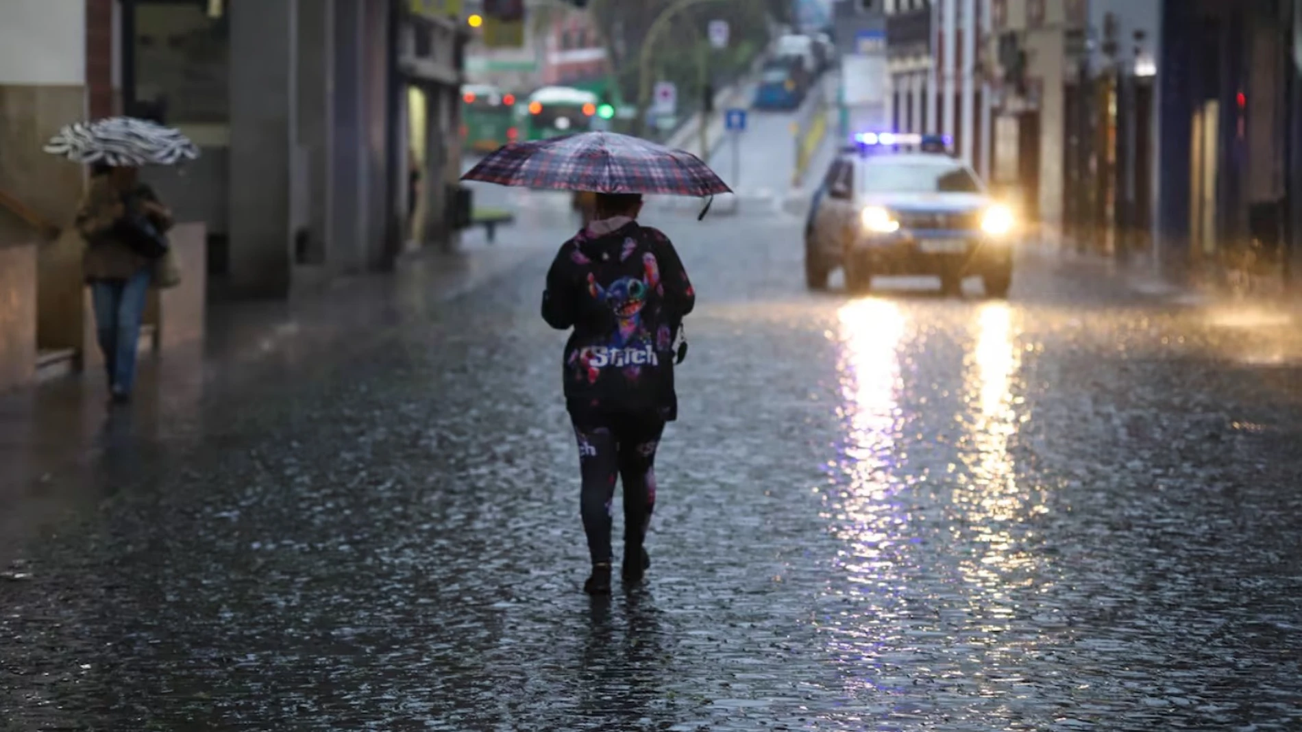 Canarias amanece entre achiques, desprendimientos y cortes eléctricos tras el impacto de Claudia