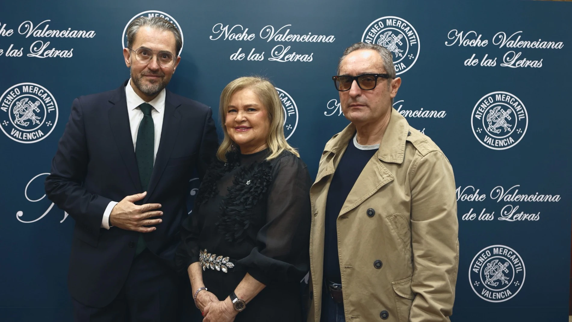 Máximo Huerta, Premio de las Letras del Ateneo, junto a la presidenta de la institución, Carmen de Rosa, y el escritor Joaquín Ferry