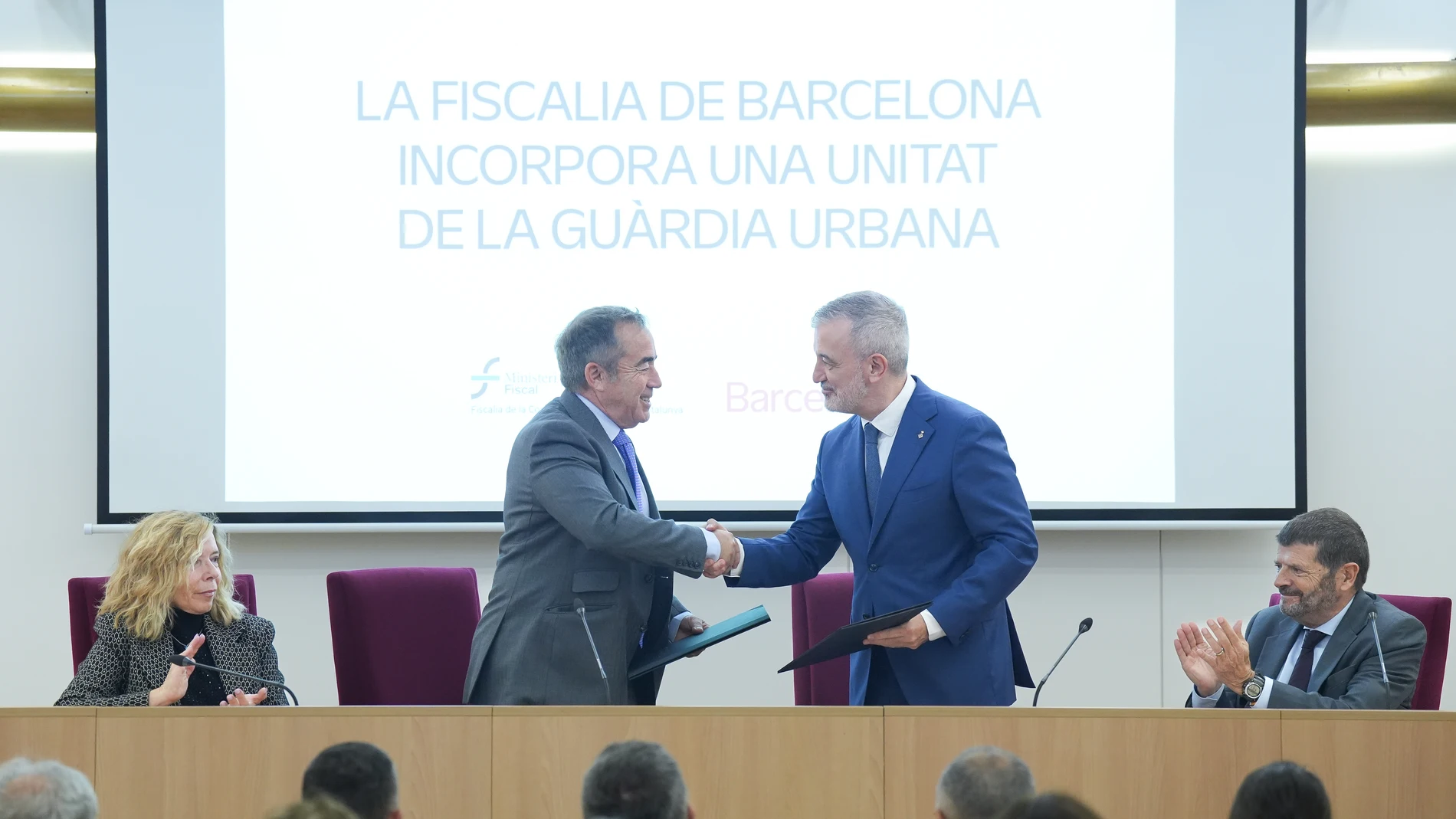 El alcalde de Barcelona, Jaume Collboni (2d), y el fiscal superior de Catalunya, Francisco Bañeres (2i), firman el convenio para la nueva unidad de Guardia Urbana adscrita a la Fiscalía, a 13 de octubre de 2025, en Barcelona, Catalunya (España). Este convenio integra a una unidad de la Guardia Urbana en la Fiscalía que llevará a cabo tareas auxiliares como la atención y soporte a los servicios de guardia diarios y la recopilación de antecedentes policiales y denuncias relativas a los investig...