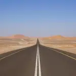 La carretera recta más larga del mundo: 240 kilómetros sin una sola curva en mitad del desierto