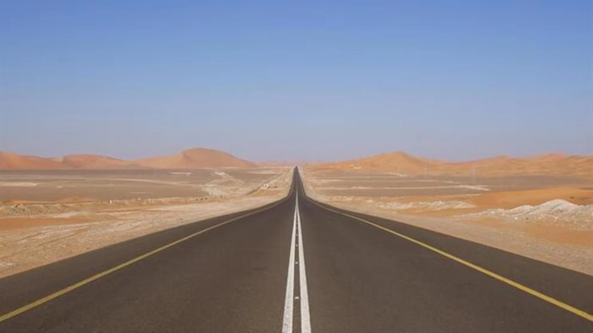 La carretera recta más larga del mundo: 240 kilómetros sin una sola curva en mitad del desierto