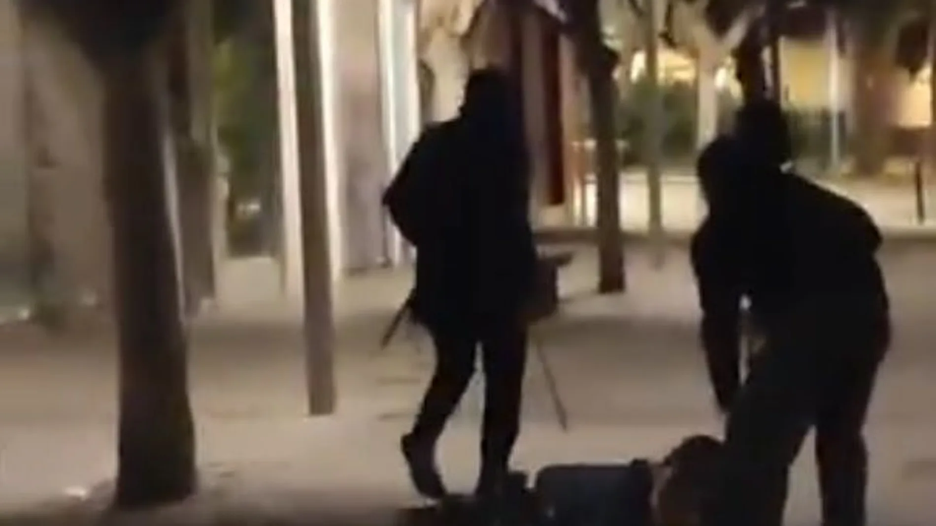 El encapuchado, en un momento de los ataques