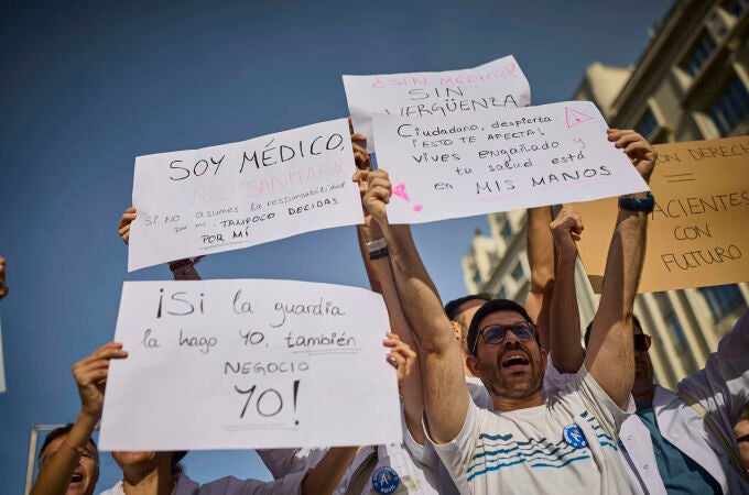 Manifestación de los médicos del Sistema Nacional de Salud durante la segunda huelga este viernes en Madrid para protestar por la propuesta del Ministerio de Sanidad para reformar el Estatuto Marco que regula las condiciones laborales de los profesionales sanitarios. Manifestación de los médicos del Sistema Nacional de Salud durante la segunda huelga este viernes en Madrid para protestar por la propuesta del Ministerio de Sanidad para reformar el Estatuto Marco que regula las condiciones laborales de los profesionales sanitarios.