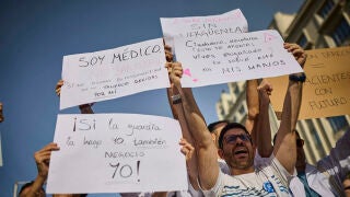Manifestaci&oacute;n de los m&eacute;dicos del Sistema Nacional de Salud durante la segunda huelga este viernes en Madrid para protestar por la propuesta del Ministerio de Sanidad para reformar el Estatuto Marco que regula las condiciones laborales de los profesionales sanitarios
