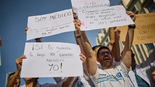 Manifestación de médicos durante la segunda huelga del año 2025, en Madrid, para protestar por la propuesta de Sanidad para reformar el Estatuto Marco Manifestación de los médicos del Sistema Nacional de Salud durante la segunda huelga este viernes en Madrid para protestar por la propuesta del Ministerio de Sanidad para reformar el Estatuto Marco que regula las condiciones laborales de los profesionales sanitarios