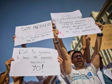 Manifestaci&oacute;n de los m&eacute;dicos del Sistema Nacional de Salud durante la segunda huelga este viernes en Madrid para protestar por la propuesta del Ministerio de Sanidad para reformar el Estatuto Marco que regula las condiciones laborales de los profesionales sanitarios
