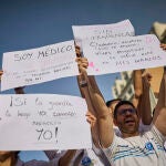 Manifestación de los médicos del Sistema Nacional de Salud durante la segunda huelga este viernes en Madrid para protestar por la propuesta del Ministerio de Sanidad para reformar el Estatuto Marco que regula las condiciones laborales de los profesionales sanitarios. Manifestación de los médicos del Sistema Nacional de Salud durante la segunda huelga este viernes en Madrid para protestar por la propuesta del Ministerio de Sanidad para reformar el Estatuto Marco que regula las condiciones laborales de los profesionales sanitarios.