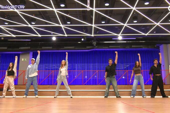 Los concursantes de 'OT 2025' repasando la canción grupal durante el pase de micros de la Gala 9 Los concursantes de 'OT 2025' repasando la canción grupal durante el pase de micros de la Gala 9