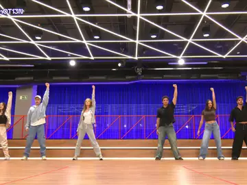 Los concursantes de 'OT 2025' repasando la canción grupal durante el pase de micros de la Gala 9 Los concursantes de 'OT 2025' repasando la canción grupal durante el pase de micros de la Gala 9