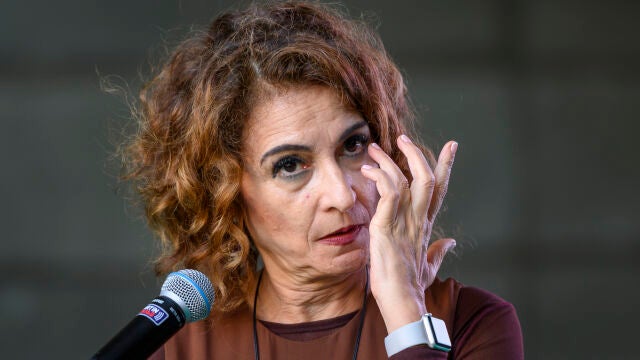 La vicepresidenta primera del Gobierno y ministra de Hacienda, María Jesús Montero, asiste a la XIX Feria Provincial de Mujeres Empresarias en Sevilla