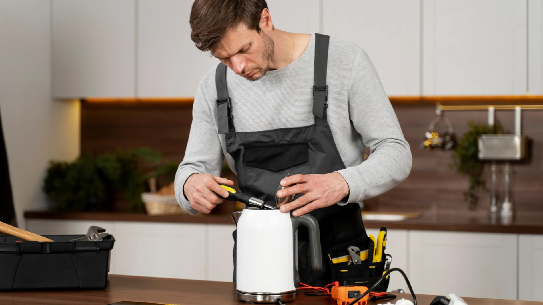 Persona analizando qué elegir para reemplazar su electrodoméstico roto: Minicrédito o tarjeta a plazos