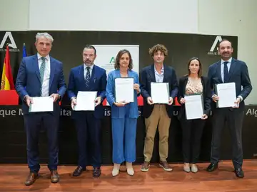 De izq a derecha: Fernando Lozano Ruiz, director general de Metro de Málaga; Alberto Cervantes Sánchez, director del negocio de Corbetas y Buques de Acción Marítima de Navantia; Catalina Monstserrat García Carrasco, consejera de Sostenibilidad y Medio Ambiente de la Junta de Andalucía; Federico Cardona Pons, Blue Foods Global Leader de Iberostar Group; Olalla del Río Barrio, directora de Sostenibilidad y Transición Energética de Moeve; Joaquín Rodríguez de Felipe, Gerente de Medio Ambiente Zonas Sur Grupo EULE De izq a derecha: Fernando Lozano Ruiz, director general de Metro de Málaga; Alberto Cervantes Sánchez, director del negocio de Corbetas y Buques de Acción Marítima de Navantia; Catalina Monstserrat García Carrasco, consejera de Sostenibilidad y Medio Ambiente de la Junta de Andalucía; Federico Cardona Pons, Blue Foods Global Leader de Iberostar Group; Olalla del Río Barrio, directora de Sostenibilidad y Transición Energética de Moeve; Joaquín Rodríguez de Felipe, Gerente de Medio Ambiente Zonas Sur Grupo EULE